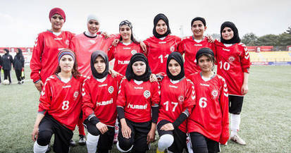 a_girls_soccer_team_in_afghanistan_by_msnsam_d5jmz5x-414w.jpg